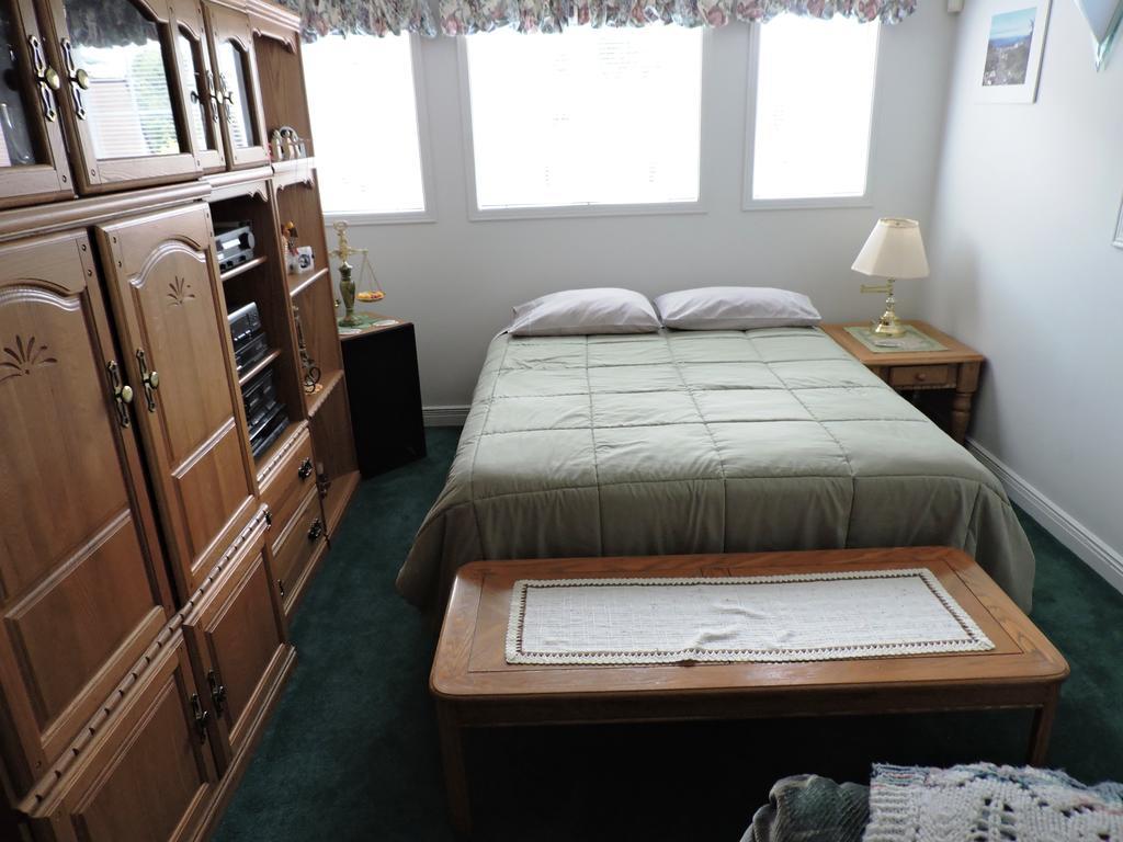 Tucked Inn The Harbour B&B Victoria Harbour Exterior foto